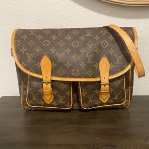 Louis Vuitton Gibeciere Gm Brown Leather Cross Body Bag